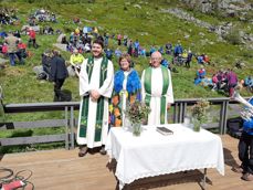 Frå venstre: Verdsarvprest Morgan Berg, biskop Ingeborg Midttømme og sokneprest Stein Karstensen.