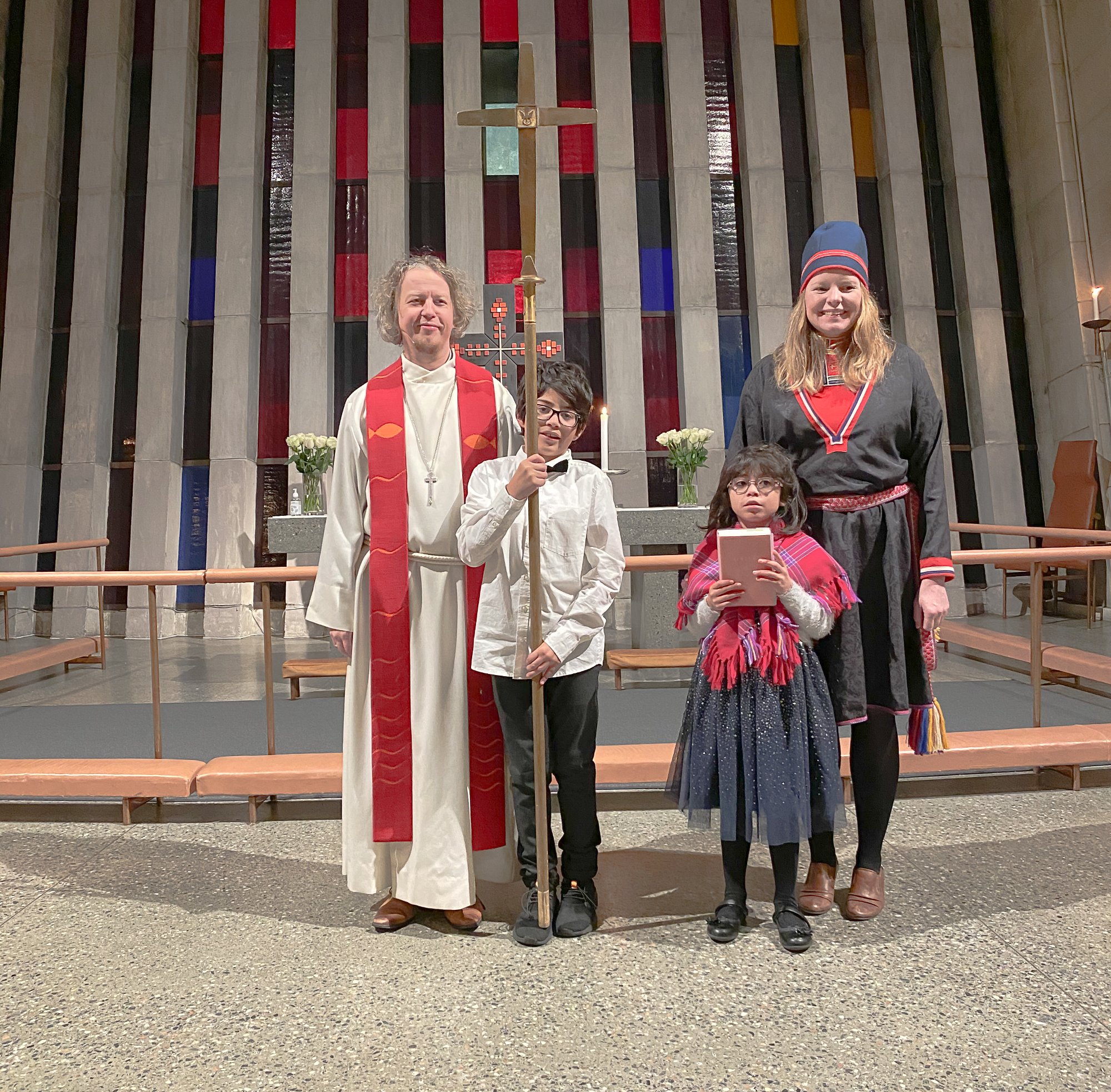 Prost Sindre Stabell Kulø, borna David og Eleana, og ektefelle Kirsti Guvsàm. Foto: Ingeborg Midttømme