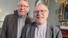 Atle Ølstørn kommer hjem til bygda han vokste opp i, når han nå blir sokneprest i Agdenes. Under innsettelsesgudstjenesten i