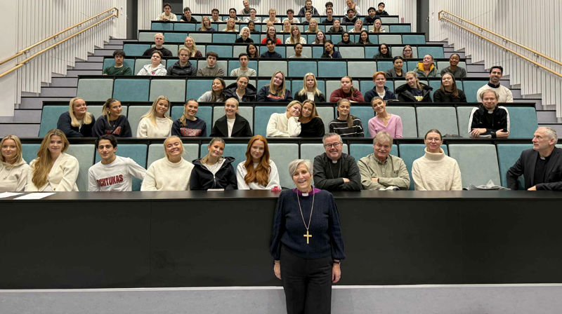 Bispevisitas i skoleauditoriet: - Hva innebærer det å tro på Gud?