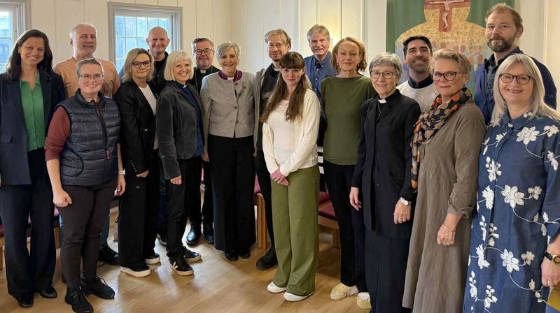 Biskopen i møte med de ansatte i Heimdal og Kolstad menigheter. F.v: Aud Kristin Saltvik Aasen (fra bispekontoret), Wenche Dahle, Per Even Robertstad, Trine Ressem Skei, Torkell Sørensen, Bodil Slørdal, Dagfinn Bjerkestrand, biskop Herborg, Tord Thuen, Marthe Løvseth Myhre, Lasse Lossius, Nina Sandstrøm Angelsen, Hilde Anette Løvenskiold Grüner, Per Øyvind Solvang, Gørill Løkken, Håkon Grotnes og Anita Martila Pettersen.