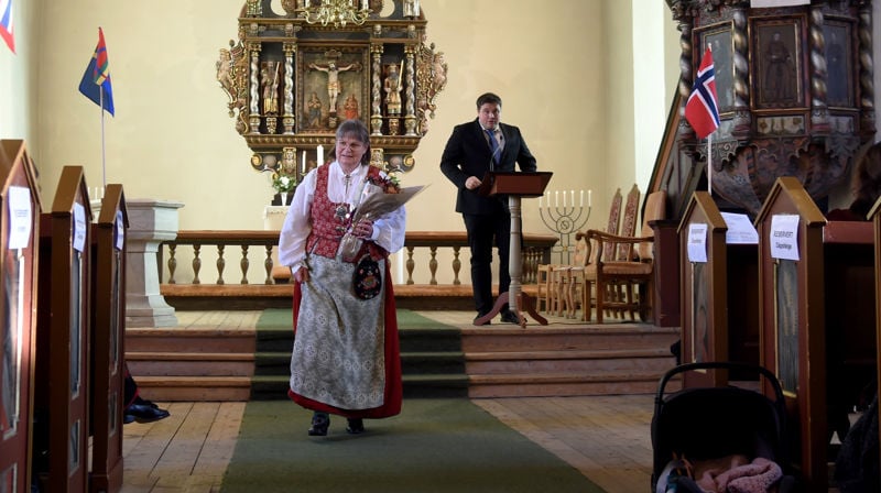Kirkeverge Møyfrid Skavlan har ledet menighetsarbeidet gjennom fire år uten kirkebygg. Hun fikk applaus og velfortjente blomster i gjenåpnings-gudstjenesten 9. november. I bakgrunnen står menighetsrådets leder Morten Hernes (Foto: Geir Olav Flåan, Snåsningen)
