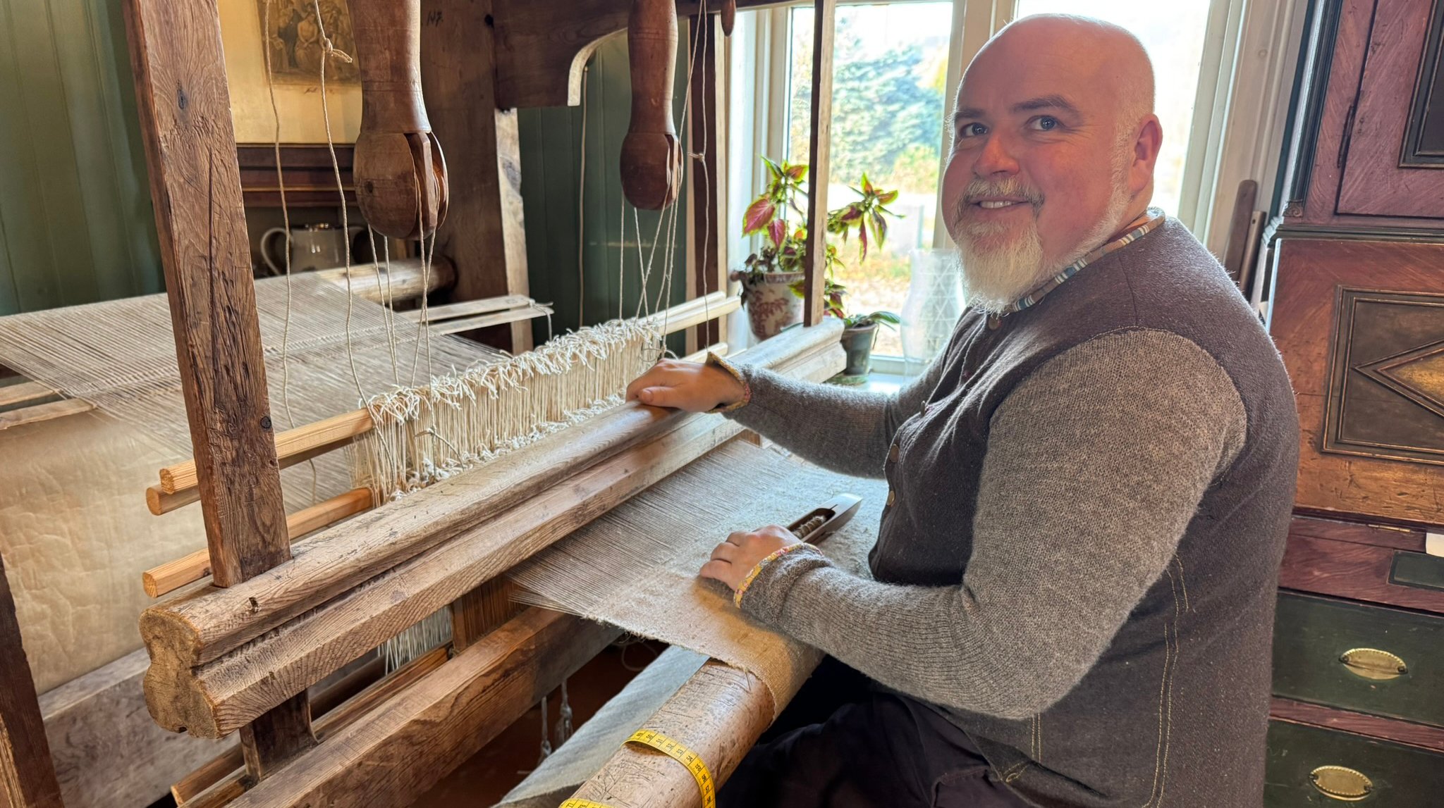 Jon Fredrik Skauge ved veven hjemme på Fannremsgarden (Foto: Magne Vik Ravndal)