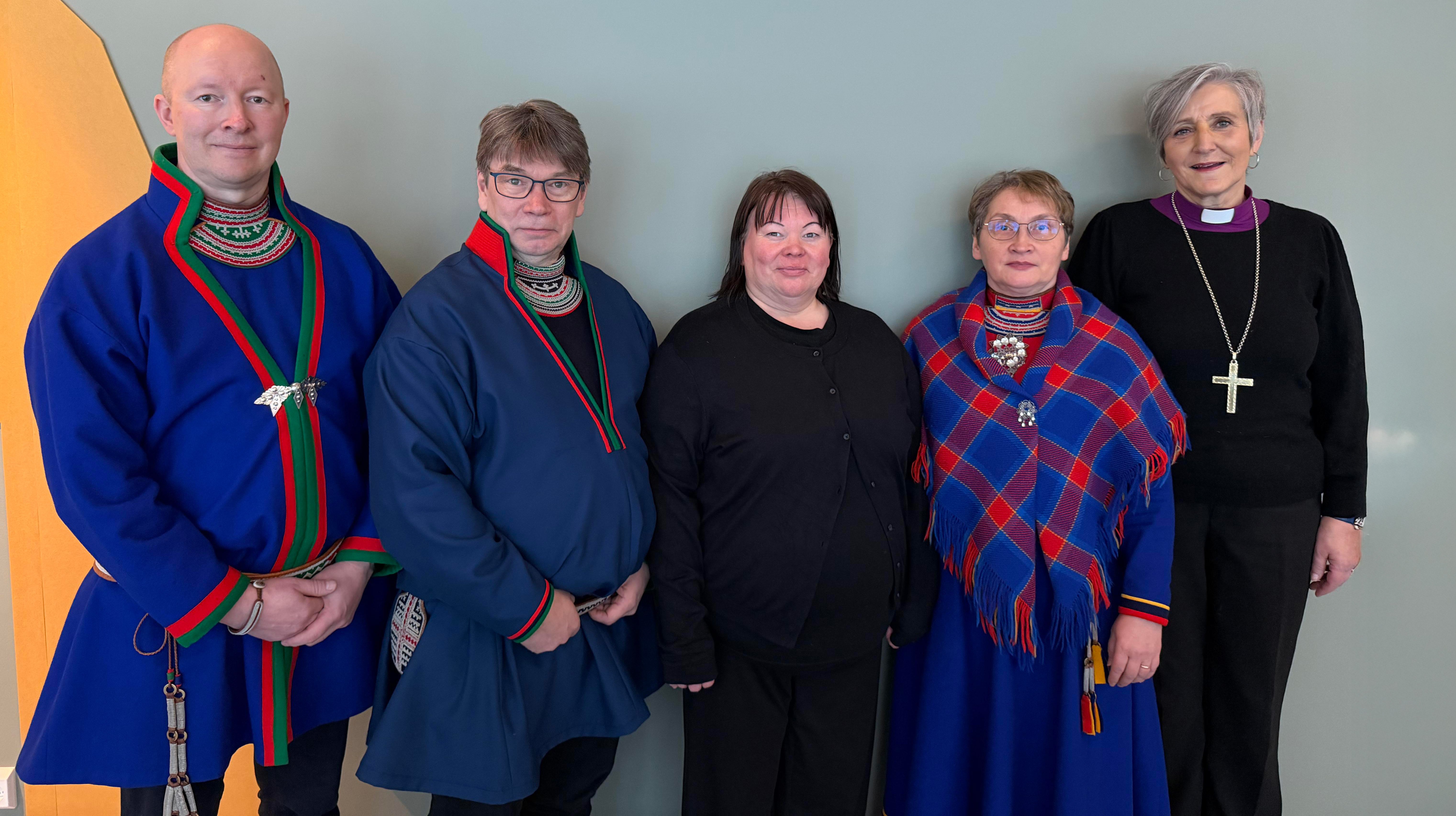 Medvirkende på Saemien Åålmeges 10-årsjubiluem. Fra venstre: Sametingsrådsmedlem Paul Bendikk Jåma, bispedømmerådsmedlem Bjørn Thomas Åhren, menighetsrådsleder Sara Katarina Åhren, daglig leder Monica Kappfjell og biskop Herborg Finnset (Foto: Gunn Mogseth Skrove)