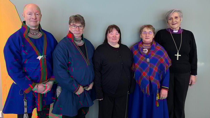 Medvirkende på Saemien Åålmeges 10-årsjubiluem. Fra venstre: Sametingsrådsmedlem Paul Bendikk Jåma, bispedømmerådsmedlem Bjørn Thomas Åhren, menighetsrådsleder Sara Katarina Åhren, daglig leder Monica Kappfjell og biskop Herborg Finnset (Foto: Gunn Mogseth Skrove)