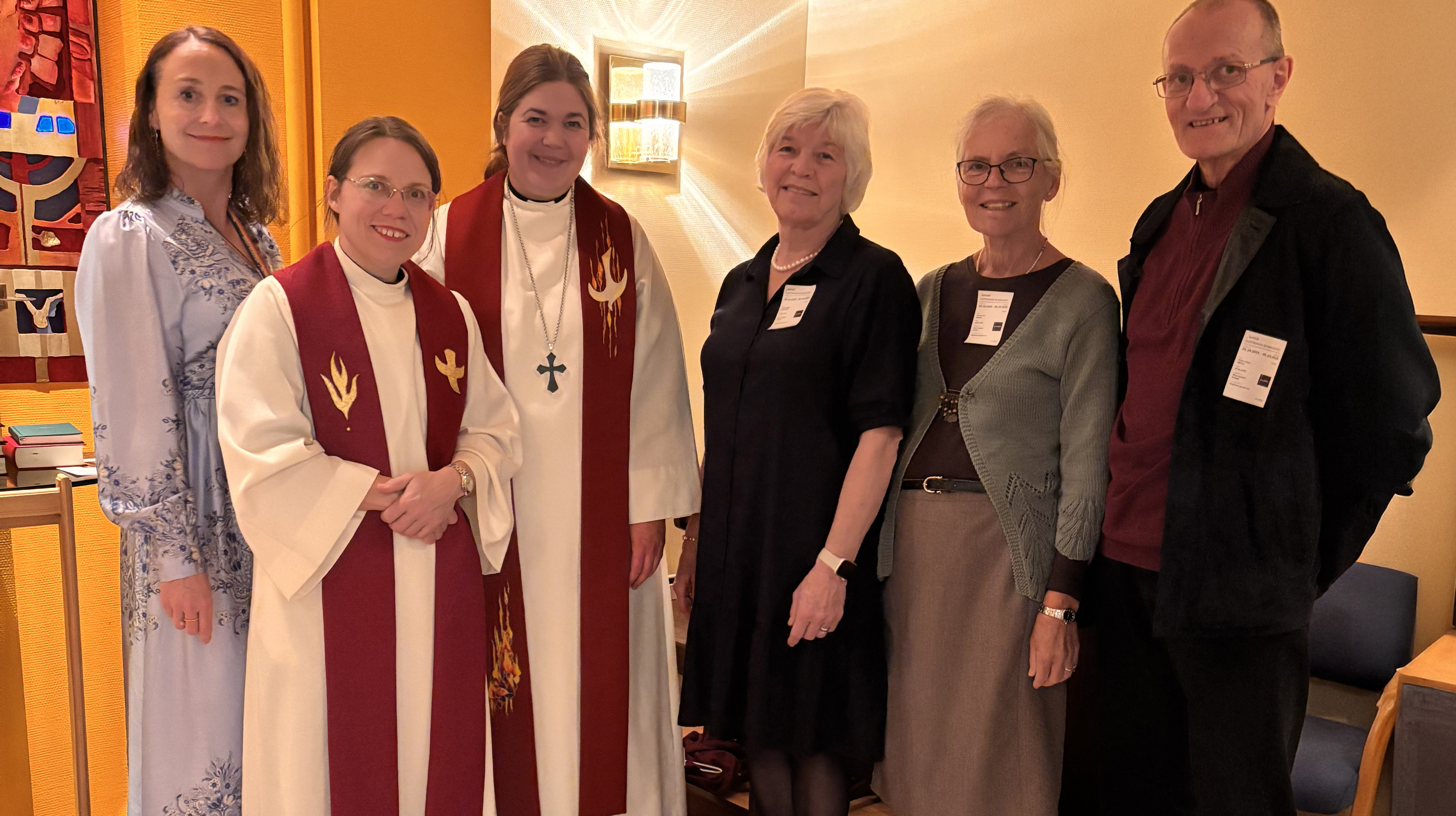 Fra markeringen av 30 år for flyplasskapell på Trondheim lufthavn Værnes. Fra venstre: Lufthavndirektør Marit Stigen, sokneprest i Lånke Torhild Fikseaunet, prost i Stjørdal Kristine Setran, leder for Stjørdal menighetsråd Ingfrid Skogrand, Eli Høyen og tidligere utbyggingssjef Arthur Høyen. 