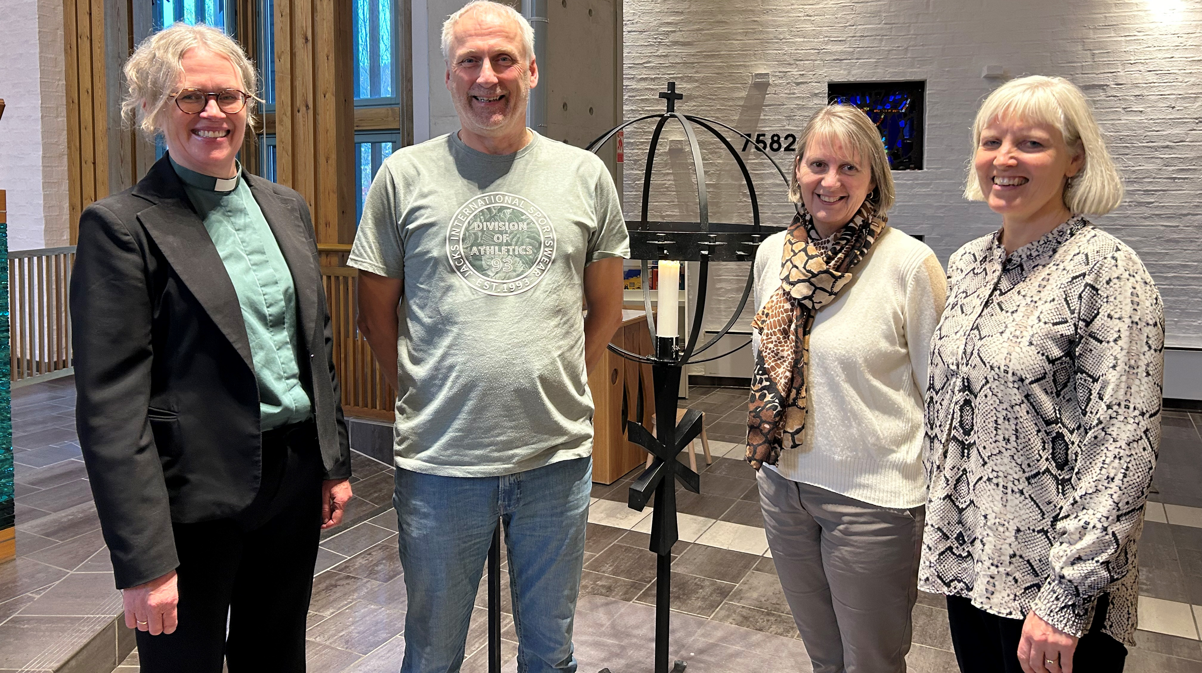 Komitéen bak fagdagen i Hoeggen kirke. Fra venstre: Unni Taraldsen (diakonimedarbeider i Byneset og Leinstrand), Per Even Robertstad (sokneprest i Kolstad), Ingun Synnøve Bøe (diakon i Strinda og Berg) og Bodil Slørdal (prost i Trondheim). (Foto: Tina Solbakken)