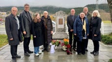 Avduking av minnesmerket. Fv. Kjell Inge Nordgård (kirkeverge), Sveinung Enstad (sokneprest), Hilde Elise Hvarregaard (prosjektleder/landskapsarkitekt Kirkelig fellesråd), Jorun Kraft Mo (kunstner), Arnt Morten Holmli (Kirkelig fellesråd og leder av arbeidsgruppa), Nils Grendstad (arbeidsgruppa), Astrid Grendstad (Kirkegårdskomiteen )og Bodil Slørdal (prost) (Foto: Yngvil Bjellaanes)