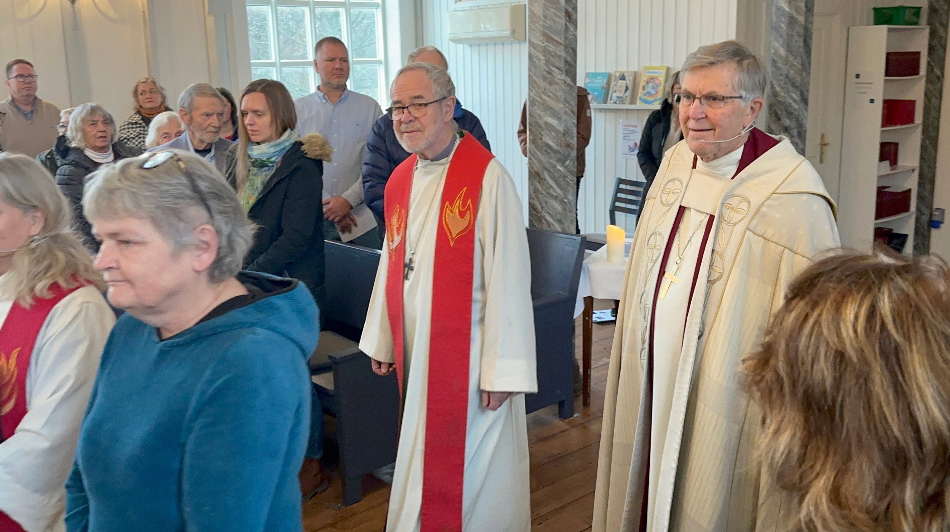 Prost Gustav Danielsen og biskop emeritus Tor Singsaas i prosesjonen inn til jubileumsgudstjenesten i Vemundvik.