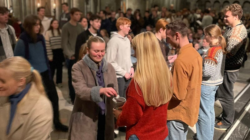 Nattverdkøen var lang da 1200 studenter fylte Nidarosdomen (Foto: Karina Lein)