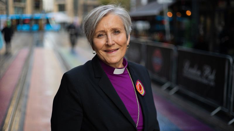 Biskop Herborg Finnset deltok da Den norske kirkes unnskyldning til skeive ble fremført på London pub i Oslo.