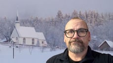 Cato Halvorsen har vært på en omfattende reise fra å være rusavhengig til å bli sogneprest i Leksvik kirke på Fosen. Han forteller sin sterke historie i denne utgaven av «På trua laus» (Fotomontasje)