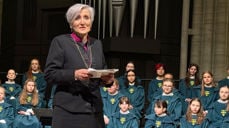 Biskop Herborg Finnset var tydelig om nasjonaljubiléet i sin nyttårstale i Nidarosdomen. Nidarosdomens jentekor (i bakgrunnen) omkranset talen med vakker minikonsert (Foto: Magne Vik Ravndal)