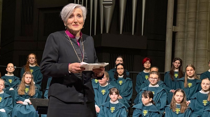 Biskop Herborg Finnset var tydelig om nasjonaljubiléet i sin nyttårstale i Nidarosdomen. Nidarosdomens jentekor (i bakgrunnen) omkranset talen med vakker minikonsert (Foto: Magne Vik Ravndal)