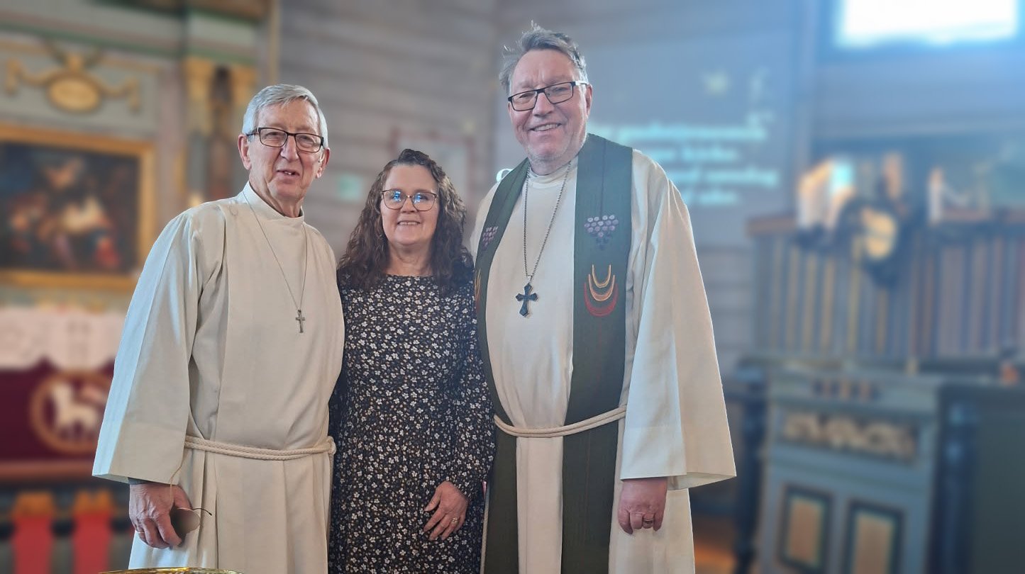 Dobbel innsettelse i Hemne kirke. Fra venstre: Ny fungerende sogneprest Per Winsnes, ny diakonimedarbeider Gunnhild Bøklep Bøe og prost Dagfinn Thomassen. 