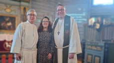 Dobbel innsettelse i Hemne kirke. Fra venstre: Ny fungerende sogneprest Per Winsnes, ny diakonimedarbeider Gunnhild Bøklep Bøe og prost Dagfinn Thomassen.