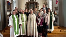 Biskop Herborg Finnset sammen med bidragsytere under avslutningsgudstjenesten på bispevisitasen i Beitstad og Verran. Gudstjenesten ble holdt i Malm kirke.