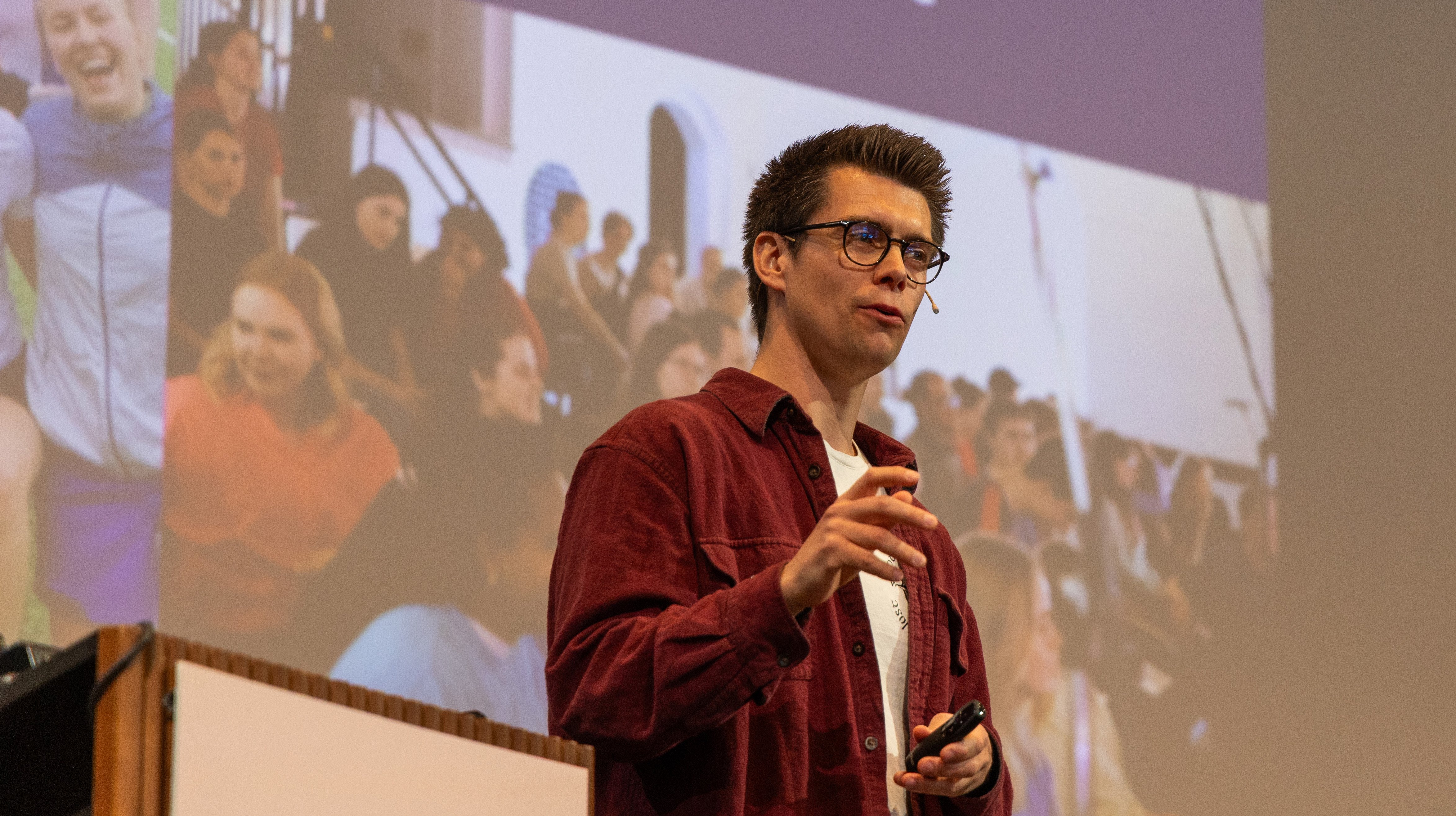 Øyvind Rudolf Sønnesyn Berg forteller sin historie om hvordan ungdommene kom til St. Jakob kirke i Bergen (Foto: 