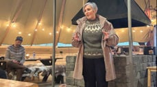 Biskop Herborg understreket viktigheten av sørsamiske kulturbærere under besøket i lavvoen på Namdalseid. (Foto: Tina Møllersdatter Solbakken)