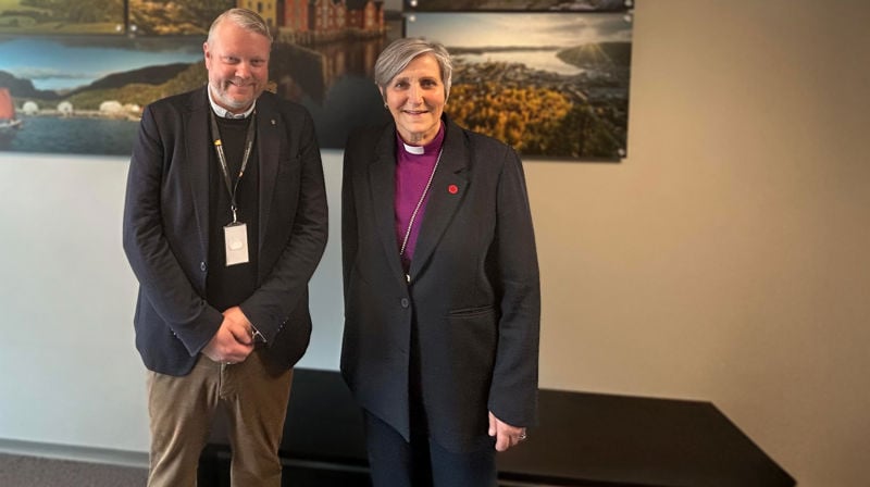 Ordfører Amund Lein og biskop Herborg Finnset fikk gode samtaler på rådhuset i Namsos (Foto: Tina Møllersdatter Solbakken)