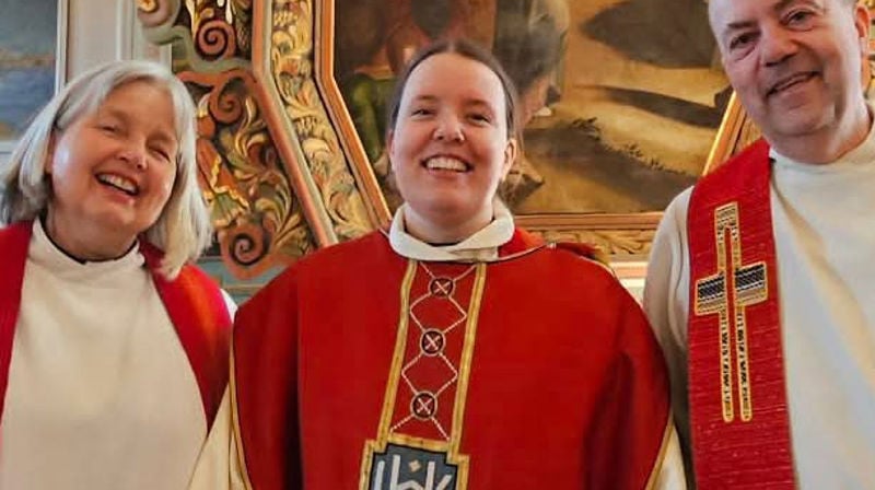 Nyvigslede Eline Bolstad Kunzendorf, sammen med mamma Ingrid og pappa Jorg.