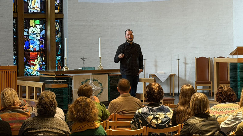 Andreas Helmersen fra kommunikasjonsbyrået Utheve i Rissa inspirerte om sosiale medier både i Steinkjer og Trondheim.