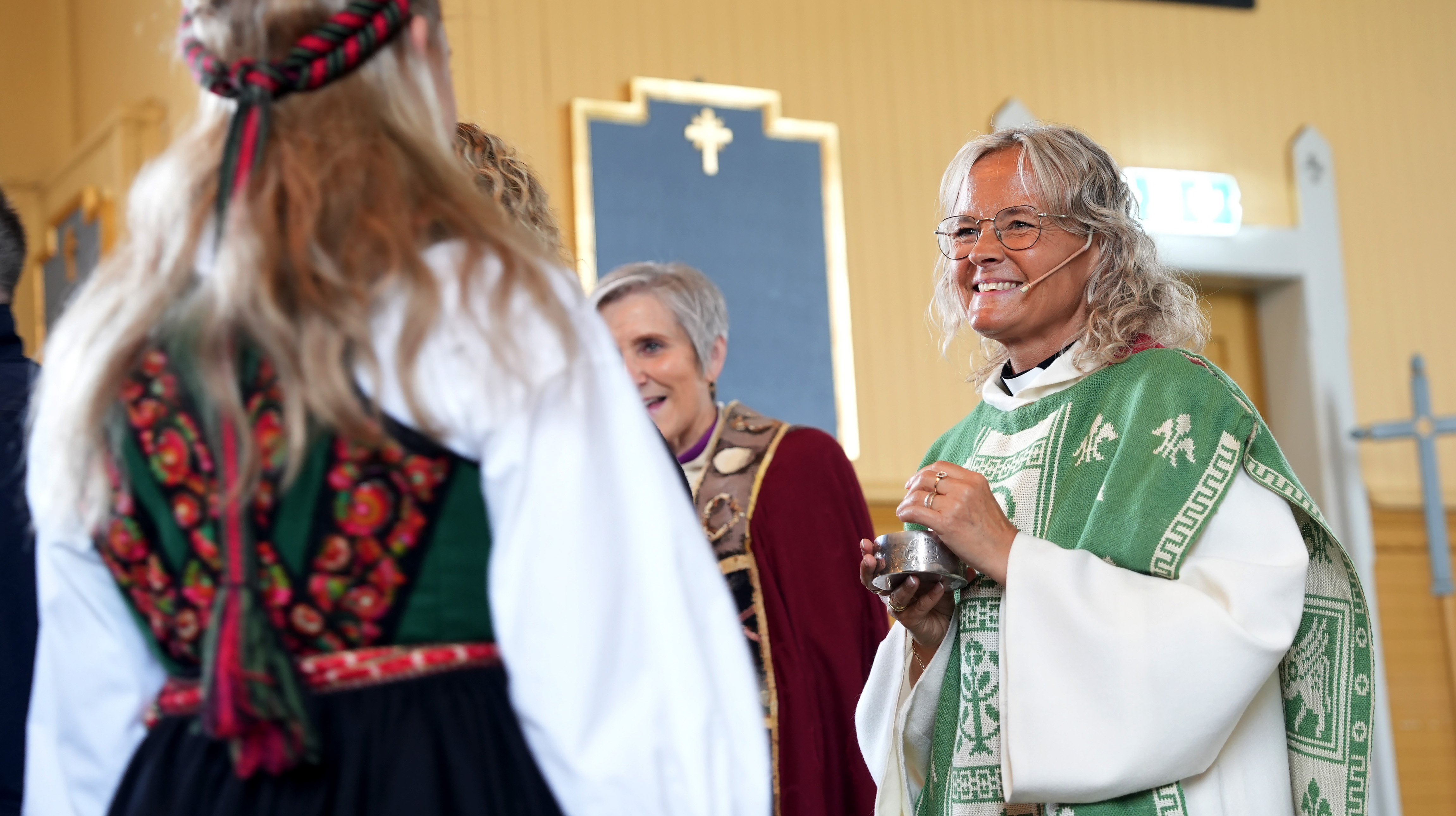 Helga Mathea Nøst var en av de nyvigslede prestene i 2025. For første gang som vigslet prest kunne hun dele ut nattverd i hjemkirka på Ytterøya. (Foto: Oddny Furunes Gumaer)