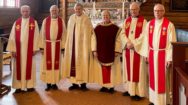 Medvirkende under jubileumsgudstjenesten i Oppdal kirke. Fra venstre: tidligere sokneprest Ivar Austrheim, tidligere sokneprest Arne Aspeland, biskop emeritus Tor Singsaas, sokneprest Kristine Berg, prost Øystein Flø og sokneprest Øyvind Vognild. (Foto: Audny Mjøen Illøkken)
