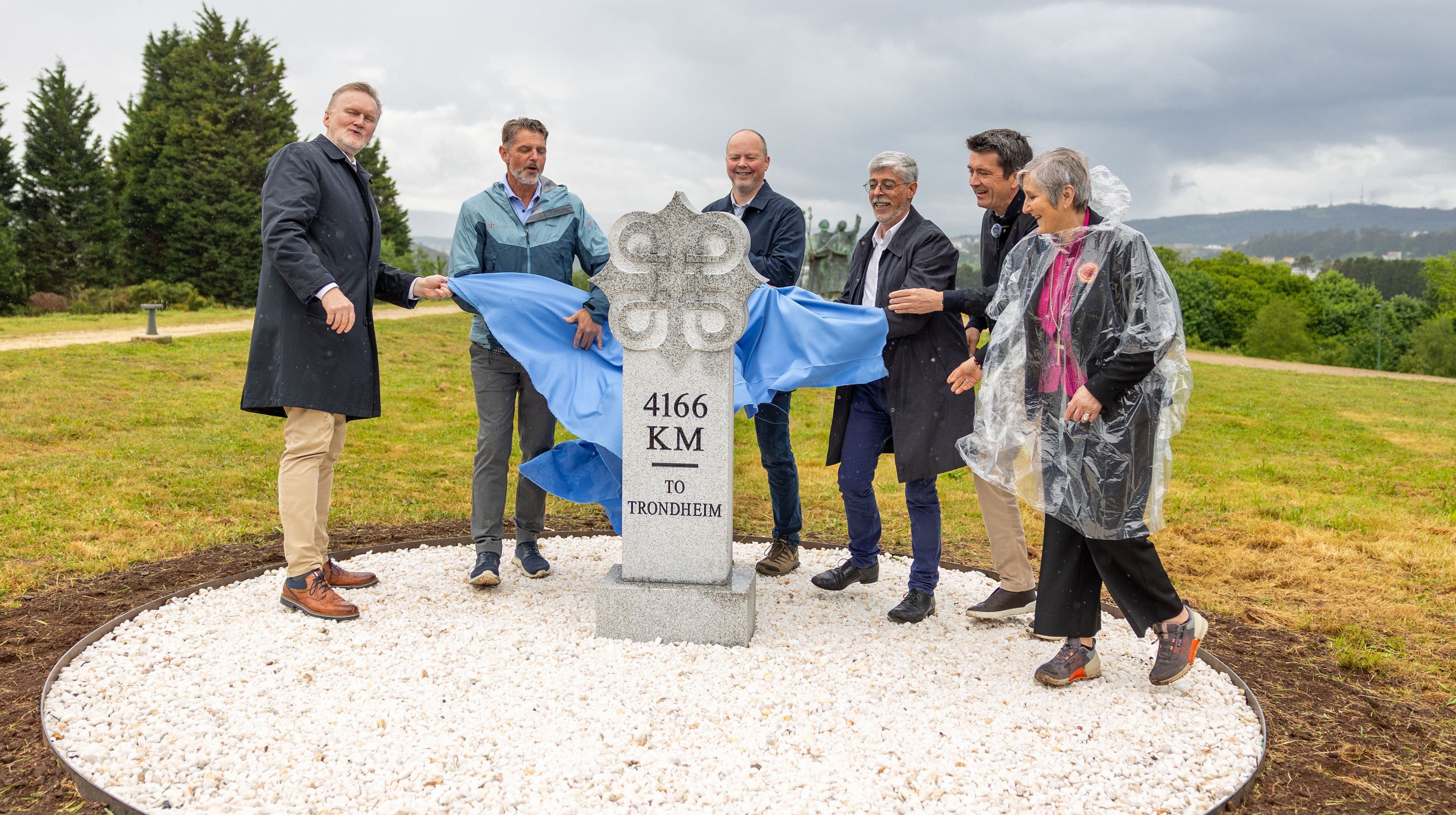 Milesteinen avdukes i Santiago de Compostela. Fra venstre: Norsk ambassadør i Spania Lars Andersen, route manager for St.Olavsveiene  Hans Morten Løvrød, byråd Kjetil Reinskou, president i St.James Way Ildefonso de la Campa Montenegro, Rema-direktør Ole Robert Reitan og biskop Herborg Finnset. (Foto: Edvin Wiggen Dahl, EC Dahls eiendom)