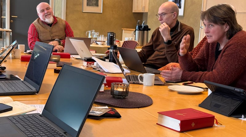 Fra møtet i Nidaros Bispedømmeråd tirsdag 3. mars. Fra venstre: Rådsleder Jon Fredrik Skauge, Kjartan Bergslid og Ingrid Meslo (Foto: Magne Vik Ravndal)