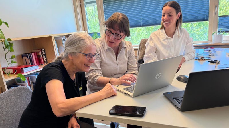 God stemning midt i alle fondssøknadene. Fra venstre: Vigdis Aanderaa Aakre, Gunn Mogseth Skrove og Kristine Bratseth Kiplesund (Foto: Magne Vik Ravndal)