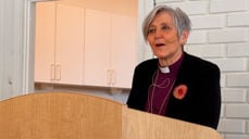 Biskop Herborg Finnset fremførte visitasoppsummeringen sin under kirkekaffen i Meldal samfunnshus (Foto: Åse Rugland)