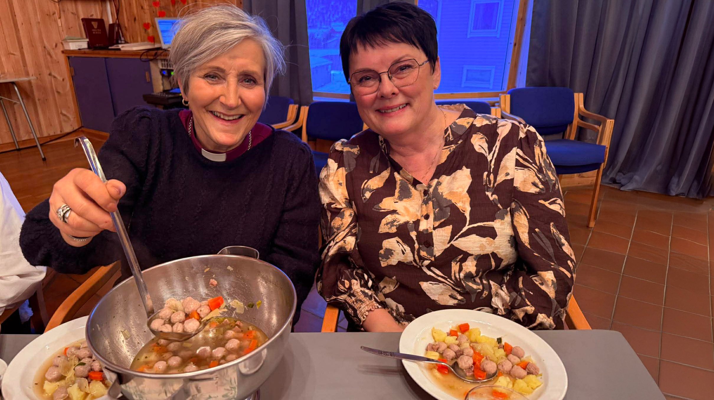 Biskop Herborg Finnset og ordfører i Orkland Hanne Nyhus kunne kose seg med ekte trøndersk middag under frivilligfesten i Lensvik bedehus. 
