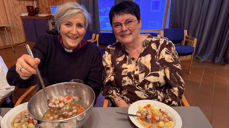 Biskop Herborg Finnset og ordfører i Orkland Hanne Nyhus kunne kose seg med ekte trøndersk middag under frivilligfesten i Lensvik bedehus.