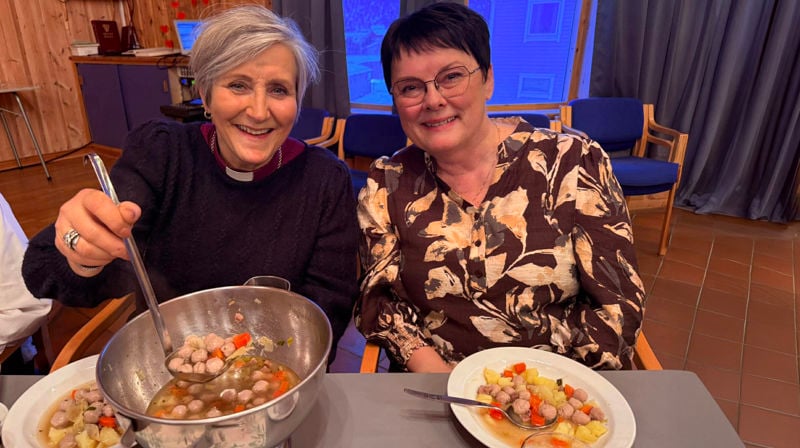 Biskop Herborg Finnset og ordfører i Orkland Hanne Nyhus kunne kose seg med ekte trøndersk middag under frivilligfesten i Lensvik bedehus.
