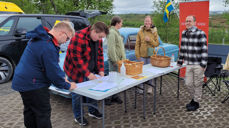 Mange samlet seg rundt Meråker menighet sin stand og bibelquiz under biltreffet i Storlien.