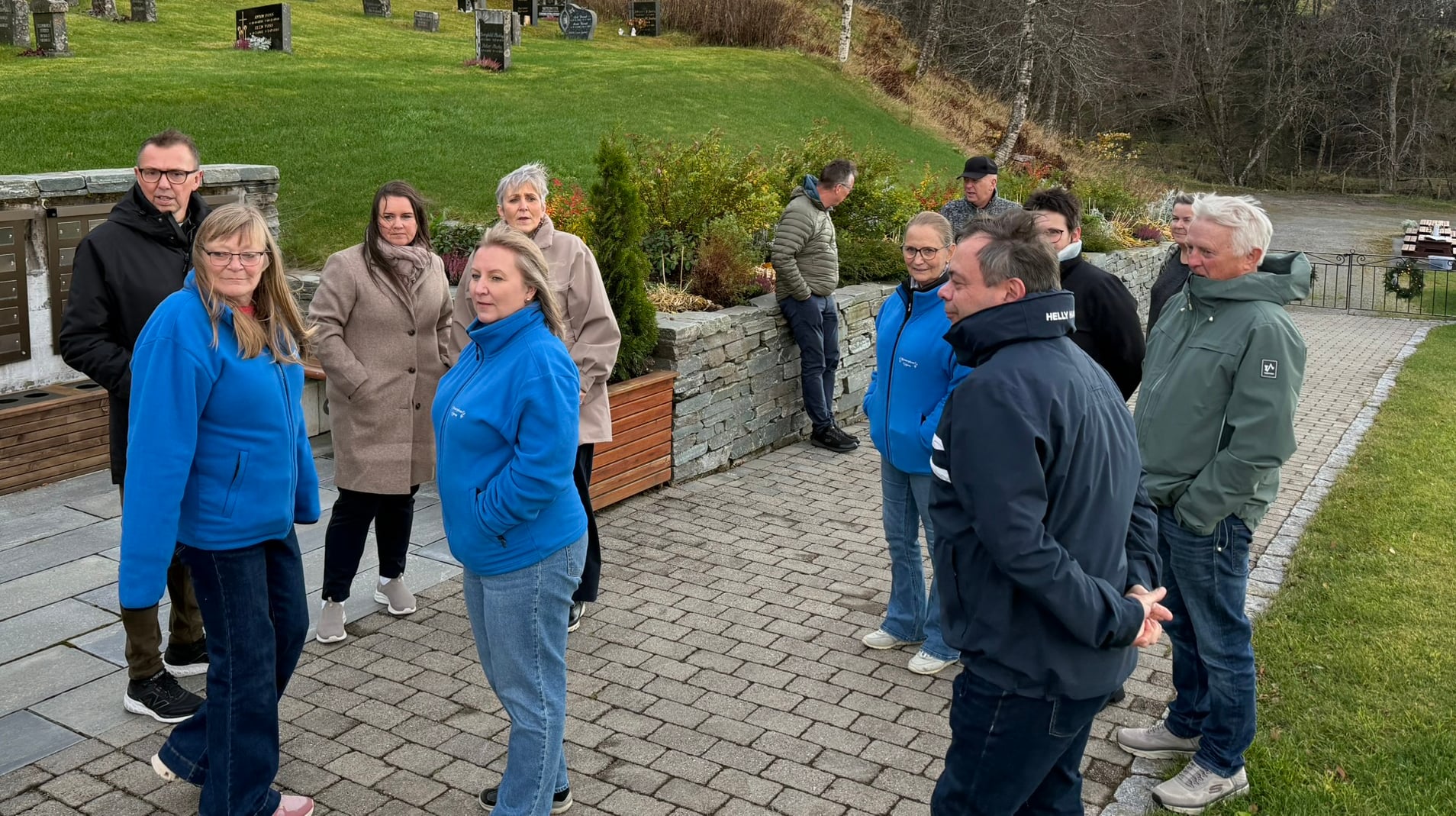 Biskop Herborg Finnset (nr. fem fra venstre) fikk omvisning på en særdeles velholdt gravplass under første dag av visitasen til Indre Fosen. Foto: Aud Kristin Saltvik Aasen