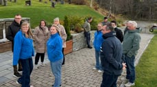 Biskop Herborg Finnset (nr. fem fra venstre) fikk omvisning på en særdeles velholdt gravplass under første dag av visitasen til Indre Fosen. Foto: Aud Kristin Saltvik Aasen