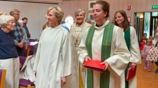 Biskop Herborg på vei inn til visitasgudstjeneste i Byåsen kirke sammen med Hege Merakerås (f.v), Sara Eklund Krog og Maren Græsli Evensen. (Foto: Aud Kristin Saltvik Aasen)