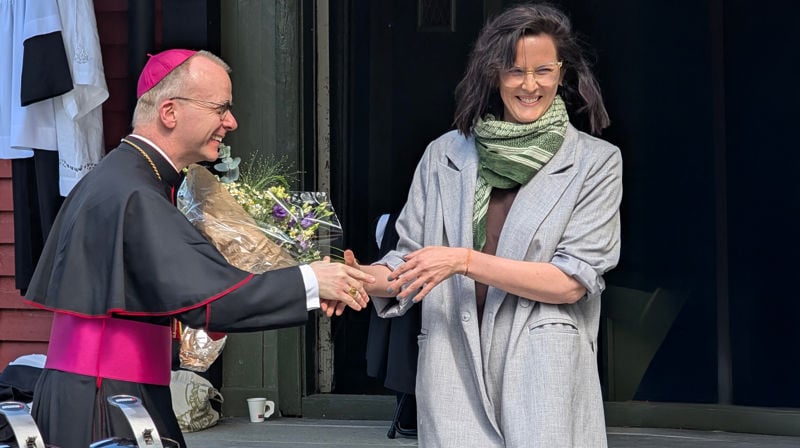 Direktør Heidi Anett Øvergård Beistad overrakte blomster til biskop Varden etter gjeninnvielsen av kapellet på Stiklestad (Foto: Børge Lund)