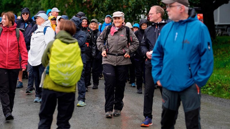 Biskop Herborg Finnset (i grå jakke) startet sin Olavsfest med pilegrimsvandring fra Lian (Foto: Olavsfest)