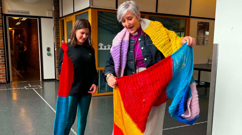 Biskop Herborg Finnset sammen med Dalgård-elev Maren Fornes. (Foto: Anna Nicoline Segtnan Mentzoni)
