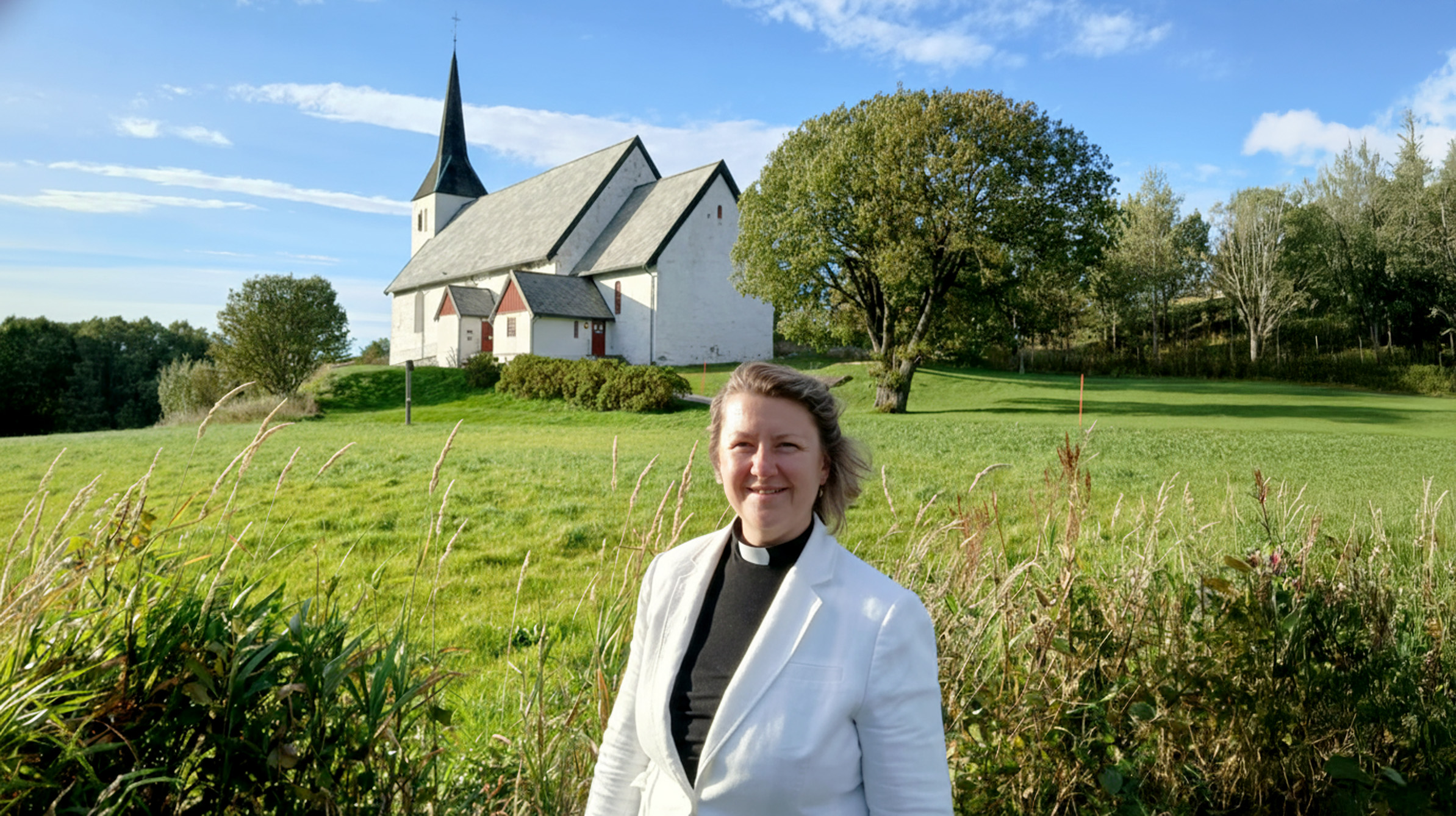 Andrea Walters foran Roan kirke (Foto: Steinar Leirvik)