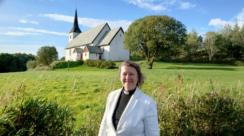Andrea Walters foran Roan kirke (Foto: Steinar Leirvik)