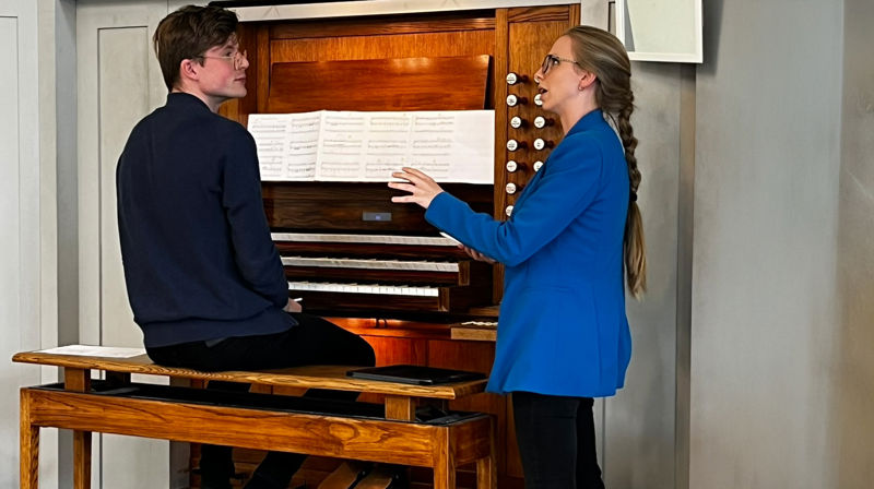 Anders Vassli Brekke, som er kantor i Sverresborg, fikk undervisning og gode råd fra Anna Lapwood. Hun uttrykte begeistring for hans orgelversjon av musikk fra Star Wars (Foto: Gunn Mogseth Skrove)