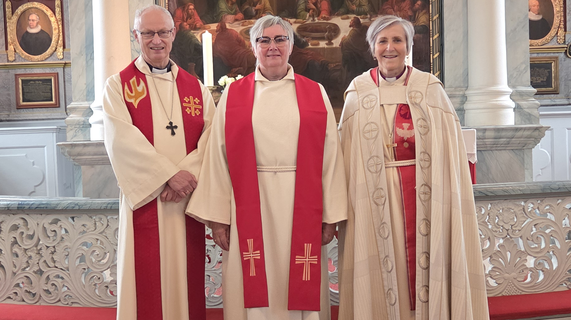 Nyvigslet prest Anne Talsnes Flatmo (i midten) sammen med prost Øystein Flø og biskop Herborg Finnset. 