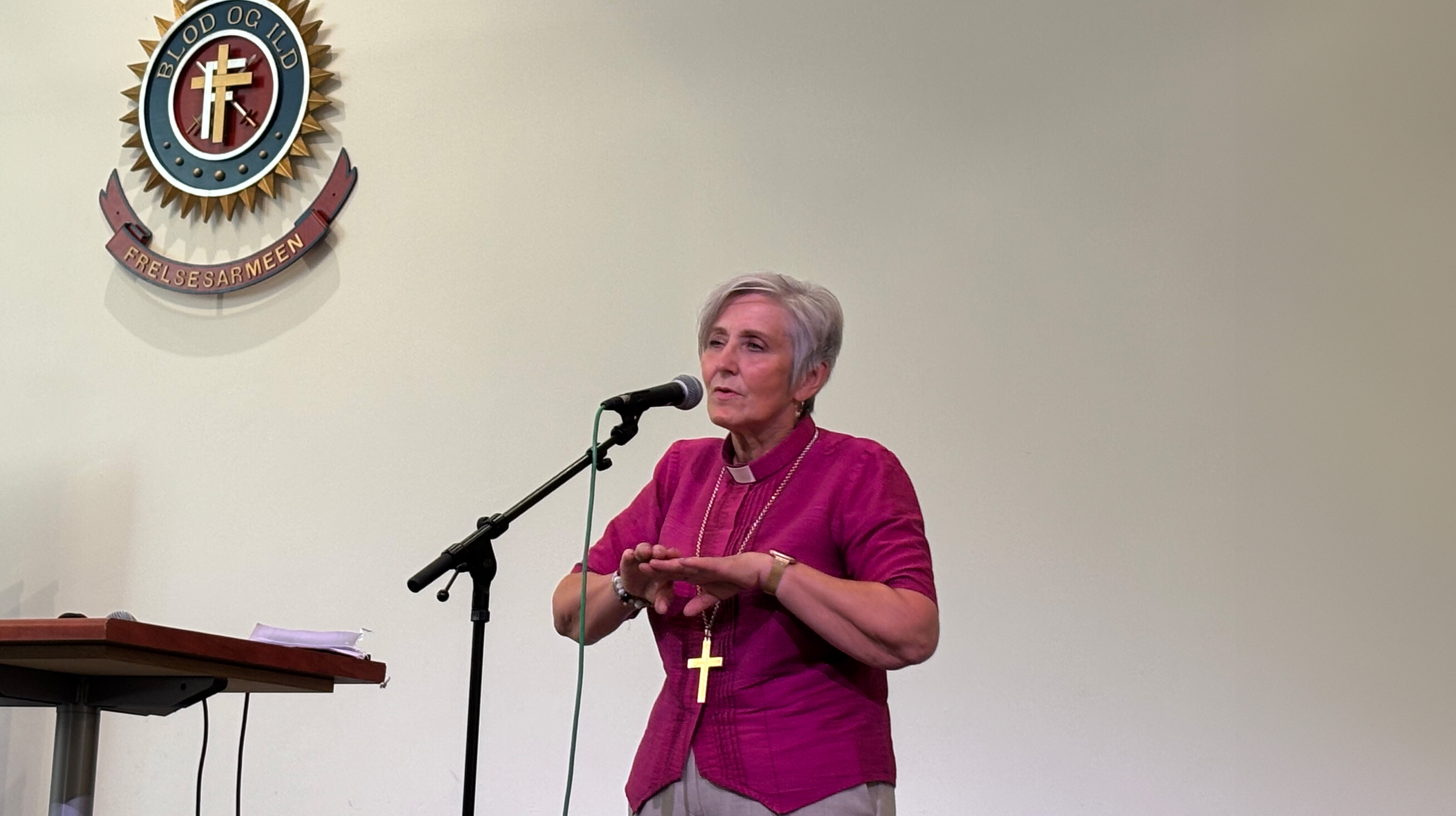 Biskop Herborg Finnset fortalte om sine erfaringer fra scenen i Frelsesarméen i Arendal. Foto: Kristin Moen Saxegaard