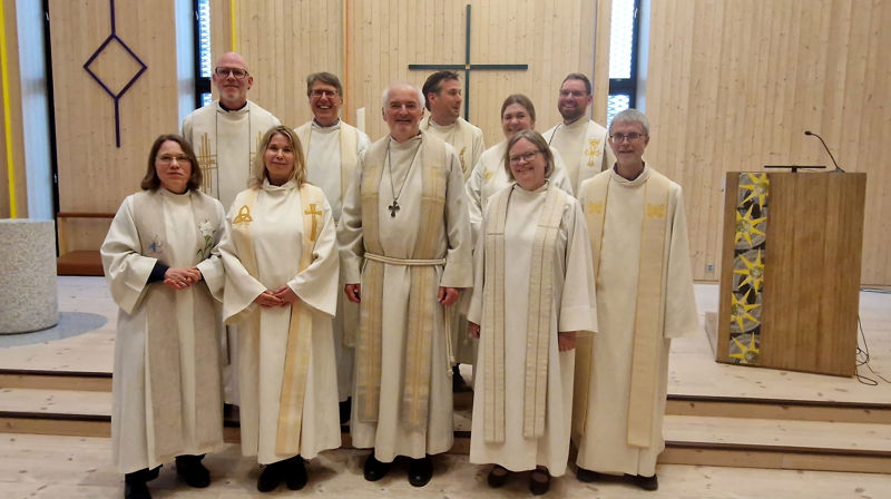 Avtoppende prost Jon Henrik Gulbrandsen sammen med prestekolleger fra Stjørdal prosti. Bak fra venstre: Per Anton Leite, Arne Magnus Smørvik, Arne Christian Rokseth, Kristine Setran og Jørgen Setran. Foran fra venstre: Torhild Fikseaunet, Hilde Mentzoni Andersen, Jon Henrik Gulbrandsen, Birte Gresseth og Jan Olav Veium. (Foto: Herborg Finnset)