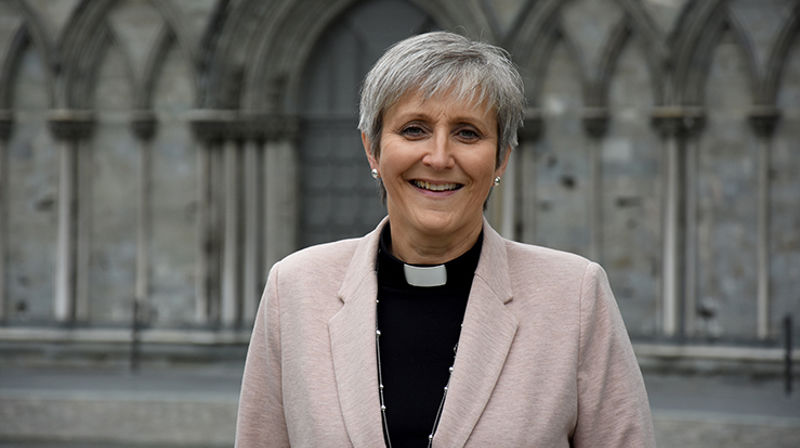 Herborg Finnset foran Nidarosdomen. 10. september vigsles hun her til tjenesten som biskop i Nidaros. (Foto: Magne Vik Bjørkøy)