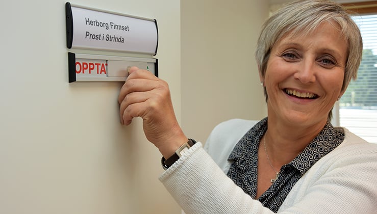 Dørskiltet til prostekontoret på Strinda må byttes ut. Herborg er snart på vei til bispegjerningen i Nidaros. (Foto: Magne Vik Bjørkøy)